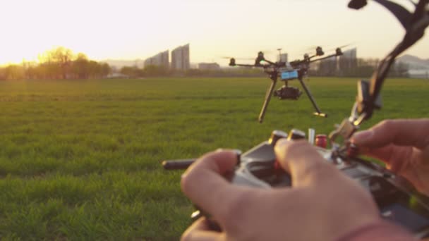 Drone operatör flygande multicopter — Stockvideo