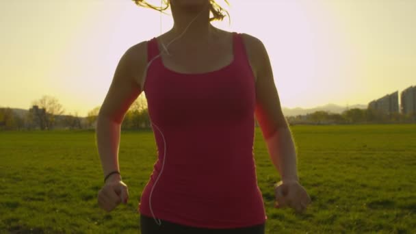 Jogger bij zonsondergang — Stockvideo