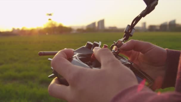 Drone operatör flygande multicopter — Stockvideo