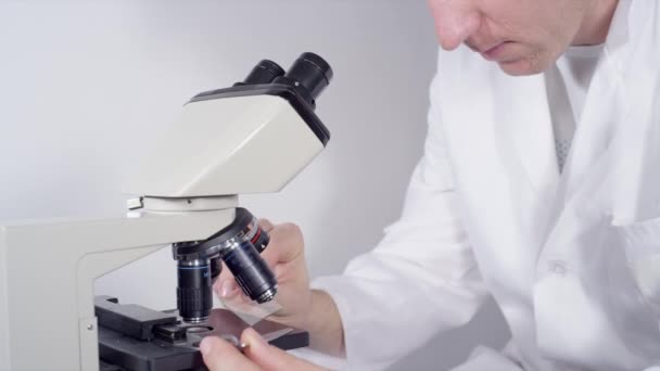 Врач с микроскопом — стоковое видео