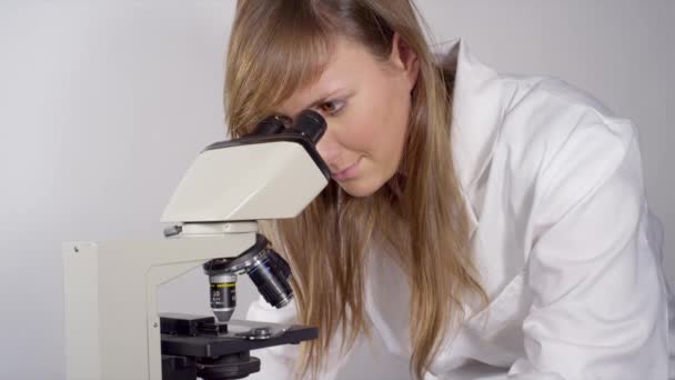 Medico con microscopio — Video Stock