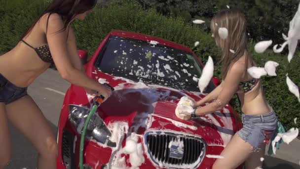 Girls in bikinis washing car — Stock Video