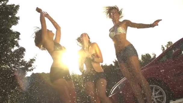Танцює під дощем — стокове відео