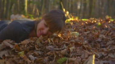 Kadın, sabah koşusu sırasında düştükten sonra yaralı bileğini tutuyor..