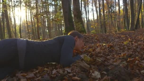 Nah dran: Frau hebt sich beim morgendlichen Joggen beim Stolpern und Stürzen auf — Stockvideo