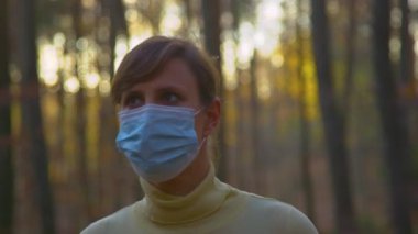 Genç dişi, covid-19 salgını sırasında ormanda yürüyüşe çıkıyor..