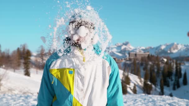 FECHAR UP: Tipo caucasiano alegre snowboard na Eslovénia é atingido por uma bola de neve — Vídeo de Stock