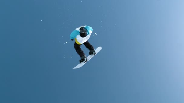 SLOW MOTION: Atletisk turist snowboard i de kinesiska bergen gör en flip. — Stockvideo