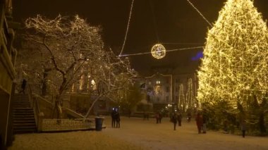 Ljubljana 'da Preseren Meydanı' nın ortasında bir Noel ağacı vuruldu..