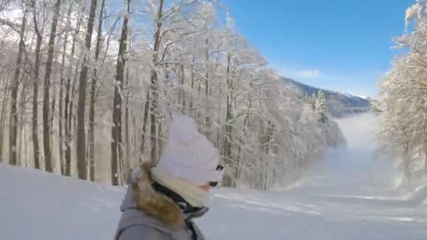 SELFIE: Jonge vrouw op actieve vakantie snowboards langs mistige ski resort trail. — Stockvideo