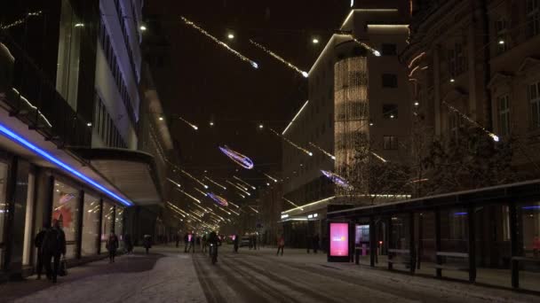 Heldere kerstverlichting creëert een prachtige sfeer in het centrum van Ljubljana. — Stockvideo
