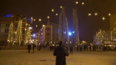 Muhteşem Noel ışıkları soğuk kış akşamlarında Preseren Meydanı 'nı aydınlatıyor..