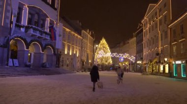 Soğuk bir Aralık akşamı büyüleyici Ljubljana şehir merkezinin sahne çekimi..