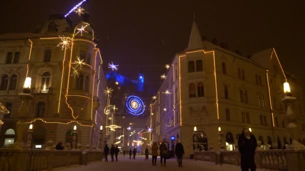 Crowds flock to see the beautiful lights illuminating the capital of Slovenia. — Stockvideo