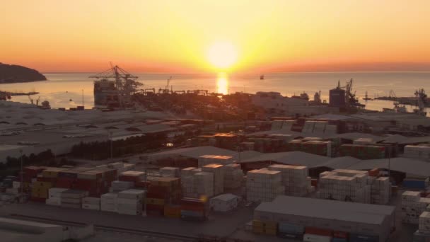 AERIAL: Gouden ochtend zonnestralen schijnen op goederenterminal van de Europese haven. — Stockvideo