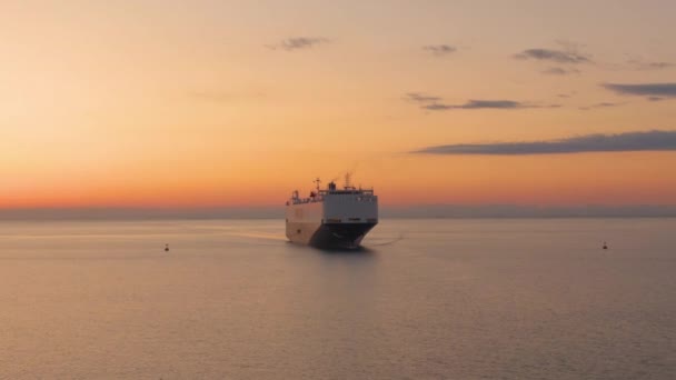 AERIAL: Un enorme transportista de carga navega a través del tranquilo océano en una tarde soleada. — Vídeo de stock