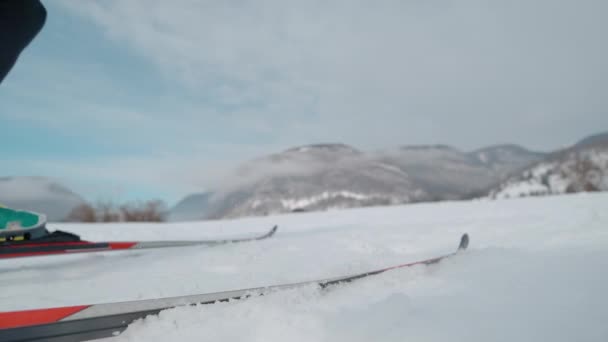 LOW ANGLE: Zdjęcia kobiecego sportowca podczas intensywnego treningu narciarskiego — Wideo stockowe