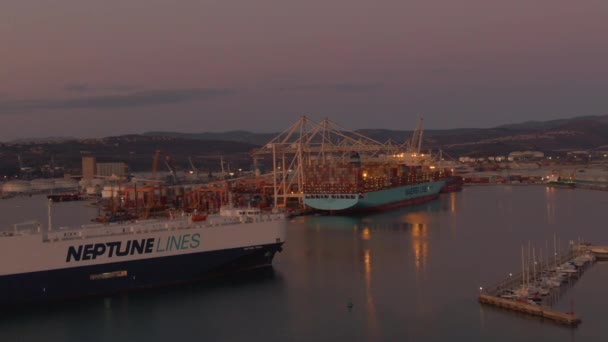 AERIAL: Kräne laden Container von Maersk-Frachter im Hafen von Koper ab. — Stockvideo