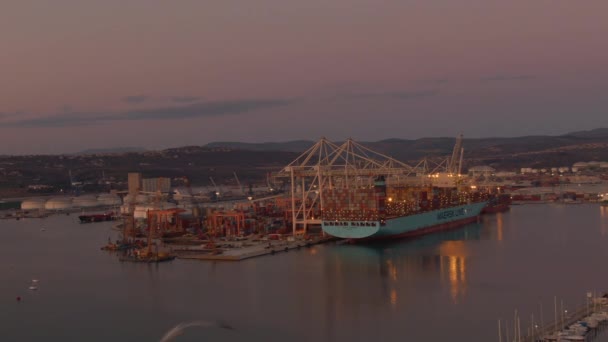 Velká námořní loď se za soumraku blíží k rušnému přístavu Koper.. — Stock video