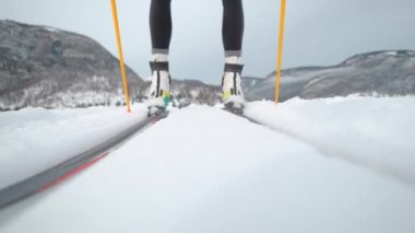 Antrenman merkezinin etrafında koşan kadın kayakçılar..