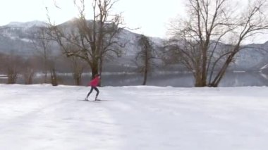 Güneşli bir kış sabahı Bohinj Gölü yakınlarında Nordik kayakçı trenleri.