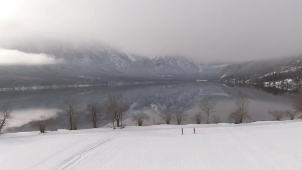 AERIAL: Espectacular foto de esquiadores nórdicos entrenándose en las pintorescas montañas. — Vídeo de stock