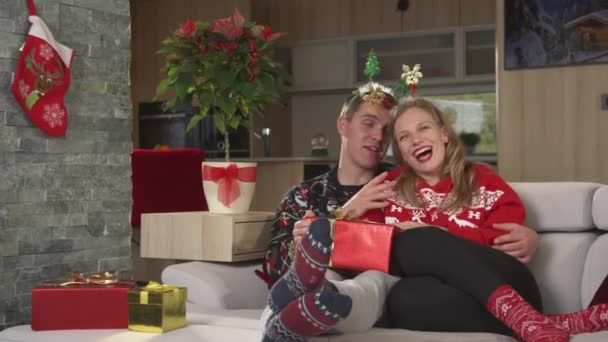 PORTRAIT: Χαρούμενο ζευγάρι που τραγουδά χριστουγεννιάτικα τραγούδια σε μια χαρούμενη εορταστική περίοδο — Αρχείο Βίντεο