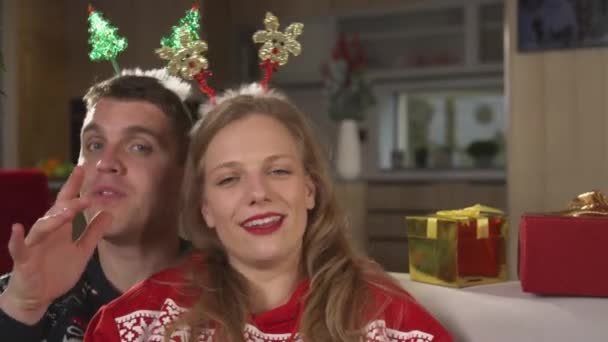 PORTRAIT CLOSE UP คู่รักที่มีความสุขร้องเพลงคริสต์มาสในวันคริสต์มาสสุข — วีดีโอสต็อก