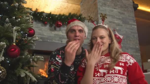 Glada par dansar och skickar kyssar samtidigt fira jul hemma — Stockvideo