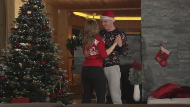 Сердечна пара закоханих щасливо танцює під час різдвяних свят. — стокове відео