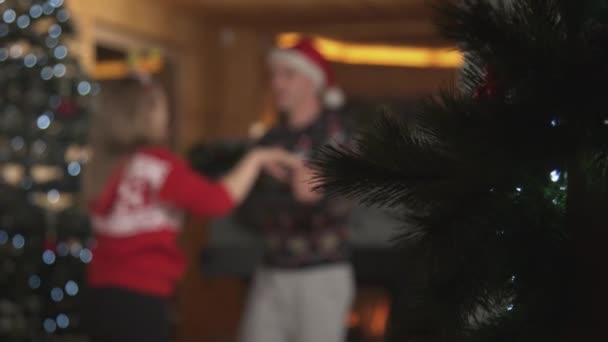 Любящая пара в любви танцует романтически, празднует Рождество дома — стоковое видео