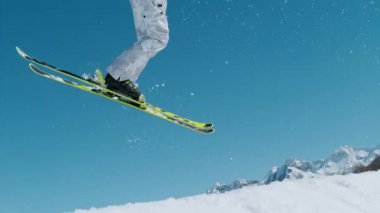 Uzman serbest stil kayakçı bir şutöre biner ve bir spin numarası yapar..
