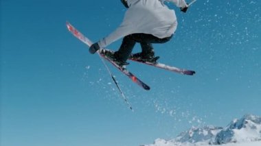 Serbest stil kayakçı golcüyü indiriyor ve 360 sayı yapıyor..