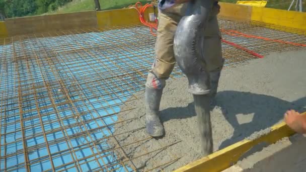 Tým stavitelů vylil betonovou desku na vyztuženou pletivo. — Stock video