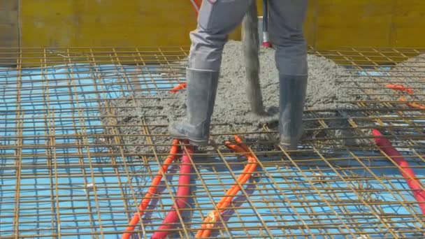 CERRAR: Los contratistas están vertiendo la mezcla de cemento húmedo áspero mientras construyen la casa. — Vídeo de stock