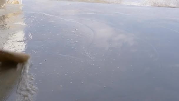FERMER : Balai avec poils de paille balaie sol de couverture d'eau sale. — Video