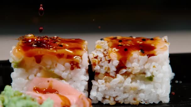 MACRO: Světle hnědá sójová omáčka na kousky tradičního japonského sushi. — Stock video