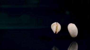 Fıstıkların tezgahın üstünde düşüp zıpladığı sinematik bir çekim..