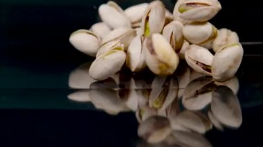 Tuzlu, organik yetişmiş şam fıstıkları, parlak yemek masasına düşer..