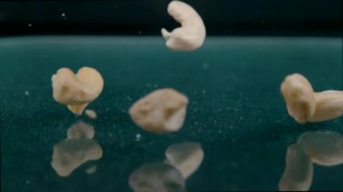 Lezzetli fındıklar, parlak bir mutfak tezgahına saçılırlar..