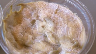 Kavrulmuş tahini macununun tepesinde beyaz küf tabakası var..