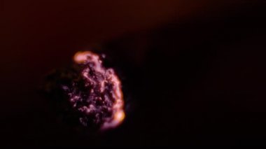 Sigara yanıyor, sigara içen kişi karanlıkta uzun bir nefes çekerken..