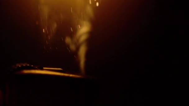 MACRO, DOF:暗闇の中で点火されたヴィンテージスチールライトの詳細なマクロビュー. — ストック動画