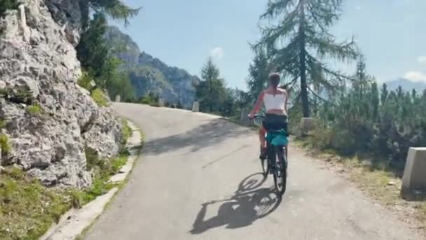 COPY SPACE: Frau fährt mit Elektro-Fahrrad auf malerischer Bergstraße in Slowenien. — Stockvideo
