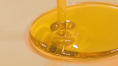 Lezzetli organik ekstra saf zeytinyağı derin bir tabağa akmaya başlar..