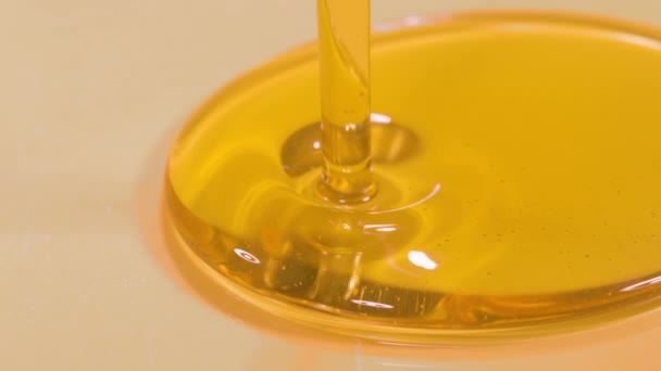 MACRO: Delizioso olio extravergine di oliva biologico inizia a fluire in un piatto profondo. — Video Stock