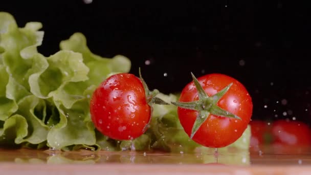 MACRO, DOF: Gereinigte Salatzutaten aus biologischem Anbau landen auf der Küchentheke. — Stockvideo
