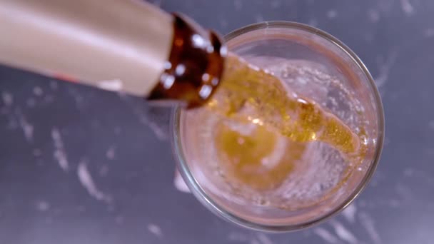 TOP DOWN, DOF: Detailní záběr nalití osvěžujícího piva do skleněného hrnku. — Stock video