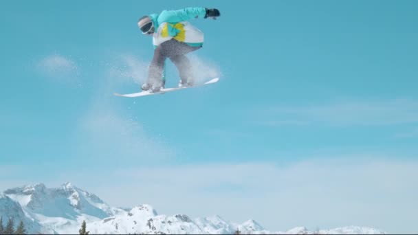 Медленное движение: Атлетический мужчина турист летает по воздуху, делая 360 захват. — стоковое видео