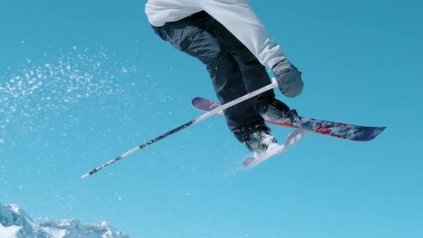 スローモーション:フリースタイルのスキーヤーはキッカーを離陸し、困難な360グラブを行います. — ストック動画